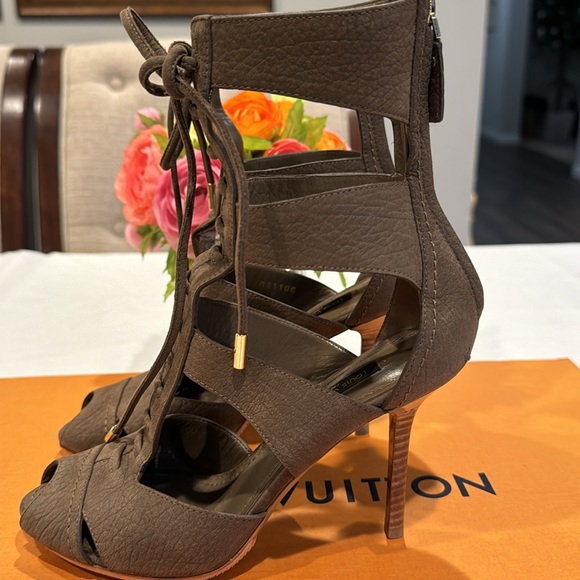 New & Authentic Louis Vuitton Leather Gladiator sandals - Picture 3 of 14